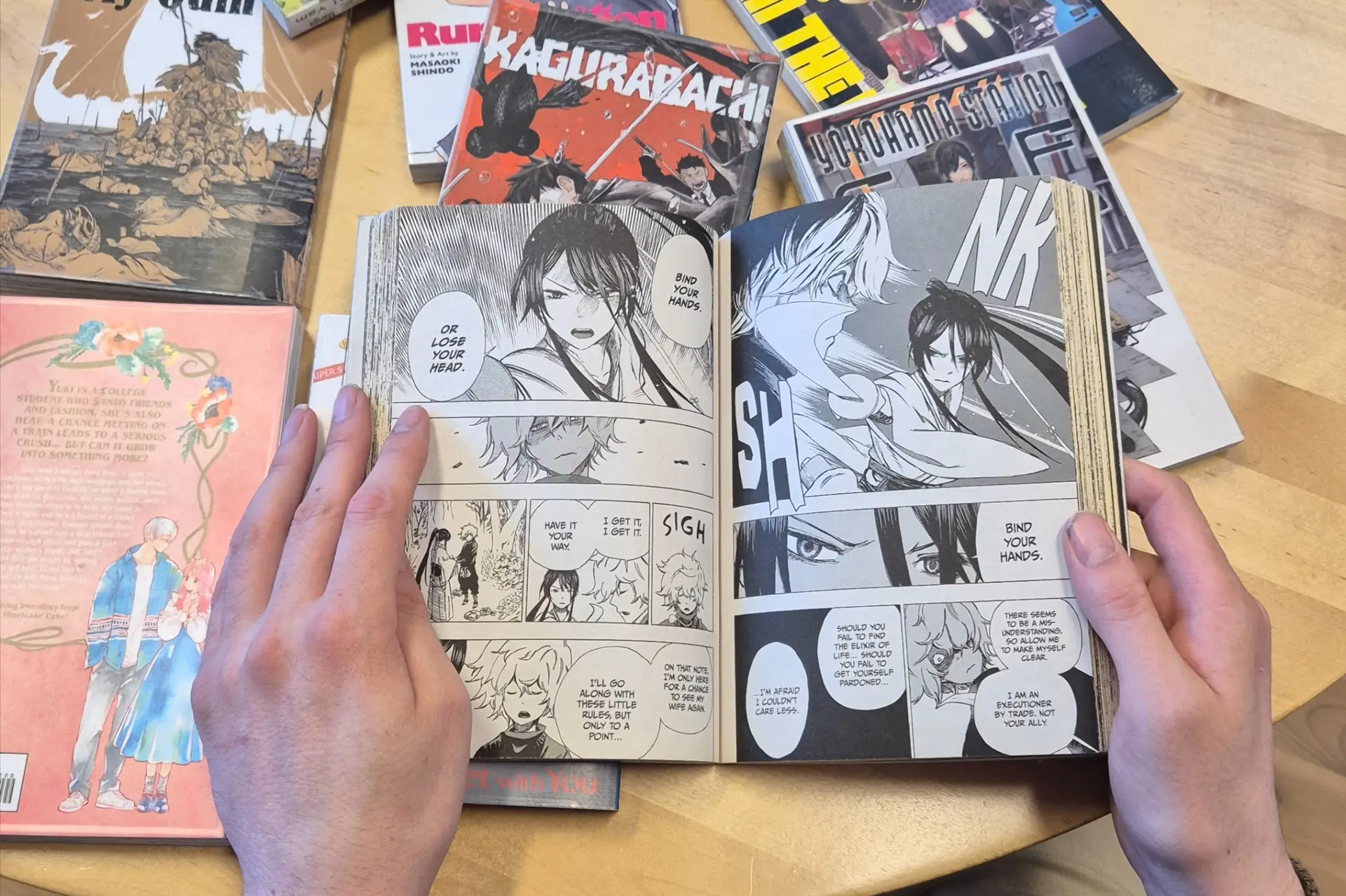 Kuvassa manga-sarjakuvia pöydällä.