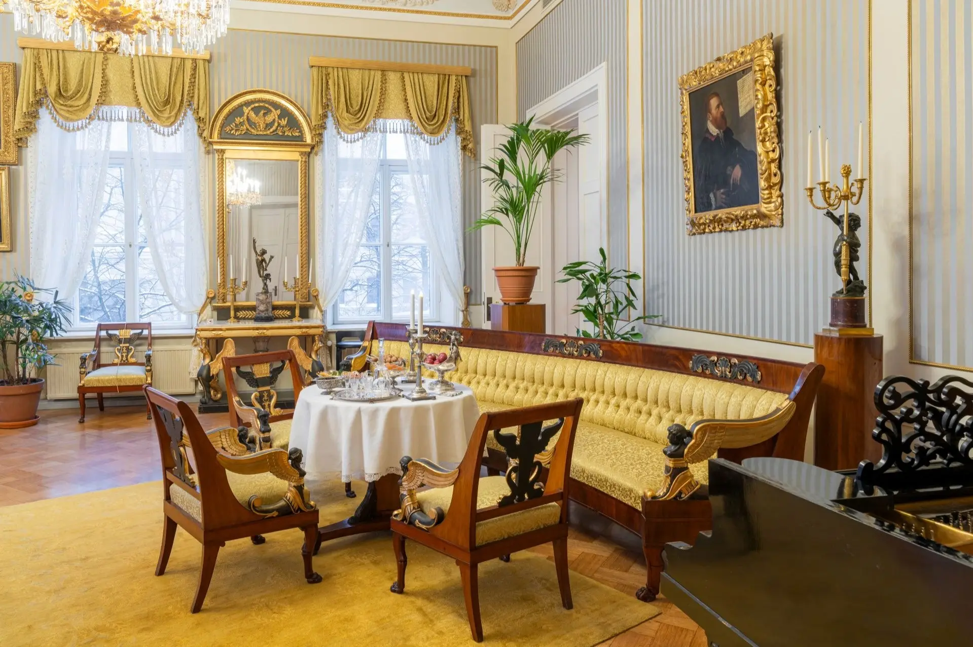 Joulukattaus Empiresalissa Paul ja Fanny Sinebrychoffin kotimuseossa