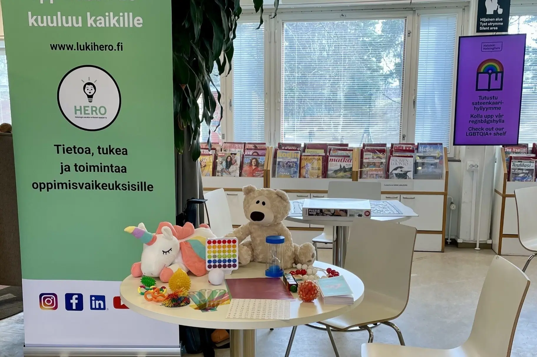 Pöydällä erilaisia lukemisen ja oppimisen apuvälineitä