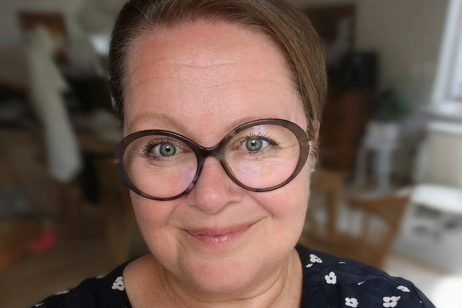 Kuvassa luennoitsija ja kirjailija Sari Mäki