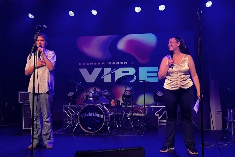 Max Uusitalo och Madeleine Ahlfors höll humöret i topp på Svenska dagens ungdomesfest i Tiivistämö 2025