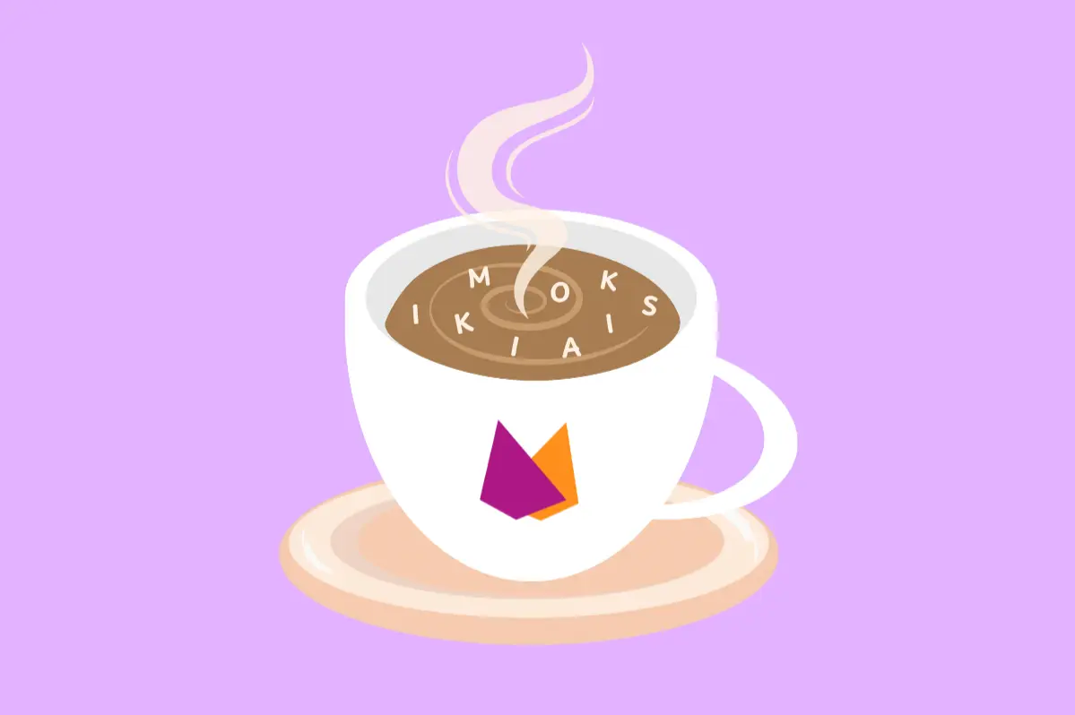 Kuvassa höyryävä kahvikuppi, jossa on Mosaiikin logo ja valkoisia kirjaimia sekoittuneena kahvin sekaan. Tausta on liila.