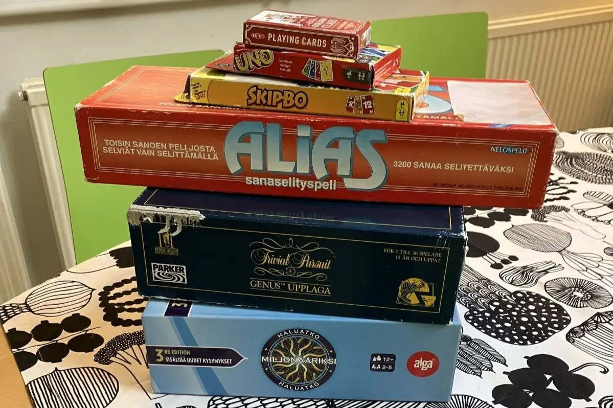 Tässä kuvassa näkyy joitain Saunabaarista löytyviä lautapelejä, kuten Alias, Trivial Pursuit ja Skipbo.