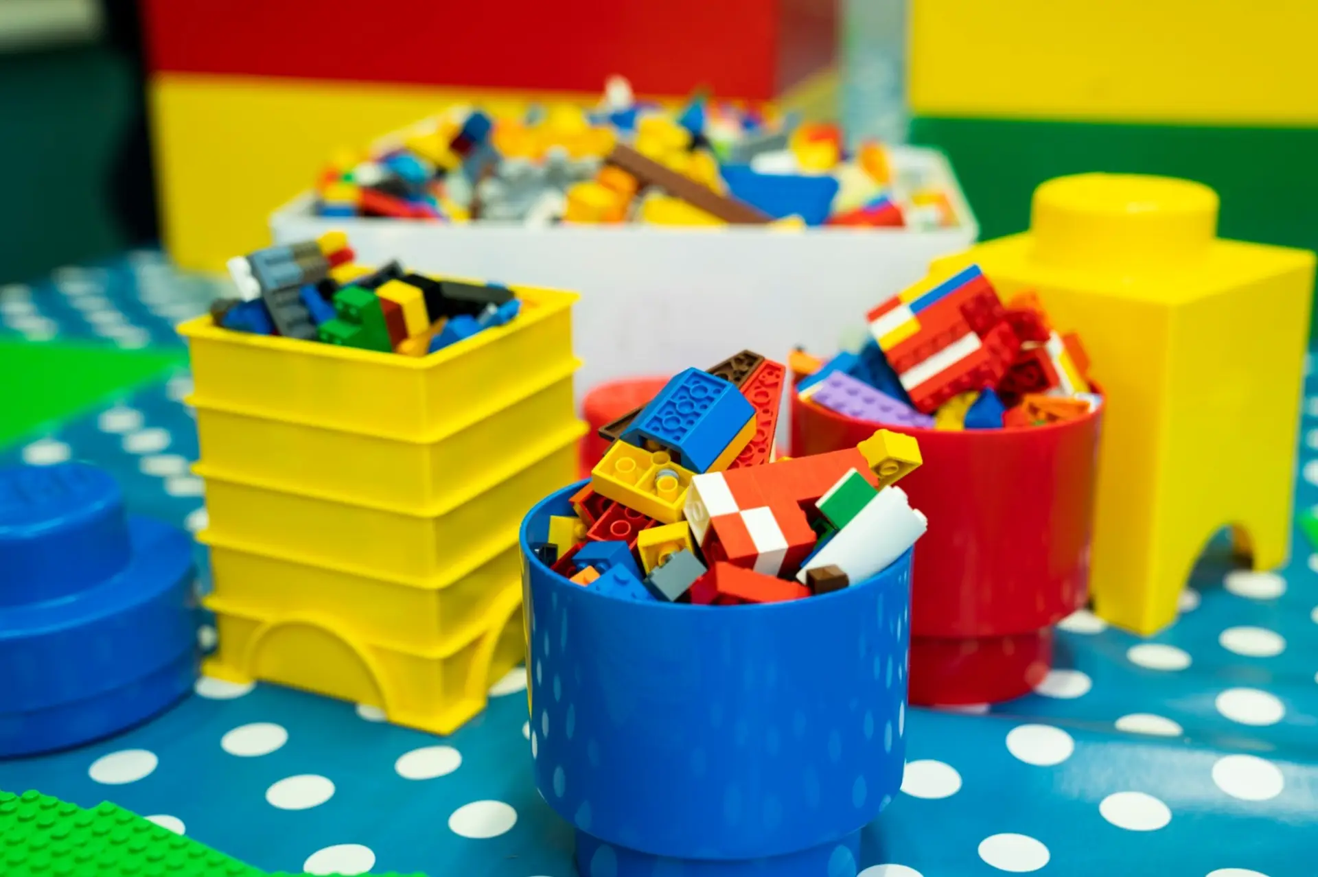 Värikkäitä lego-palikoita.