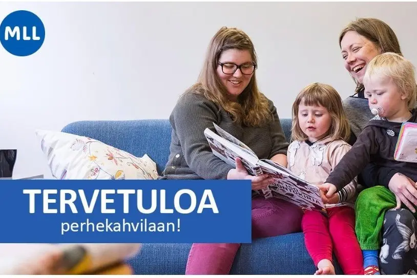 Perhekahvilan asiakkaita sohvalla