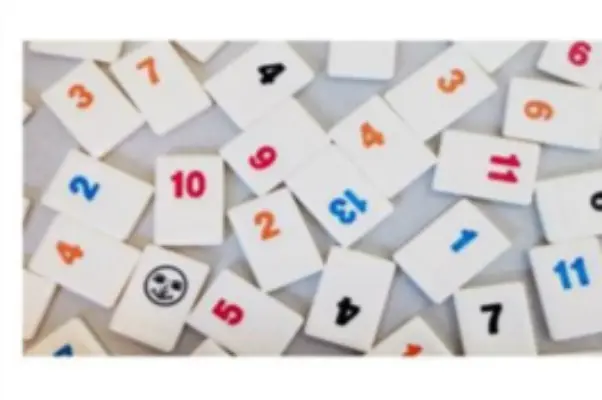 Rummikub pelin laattoja