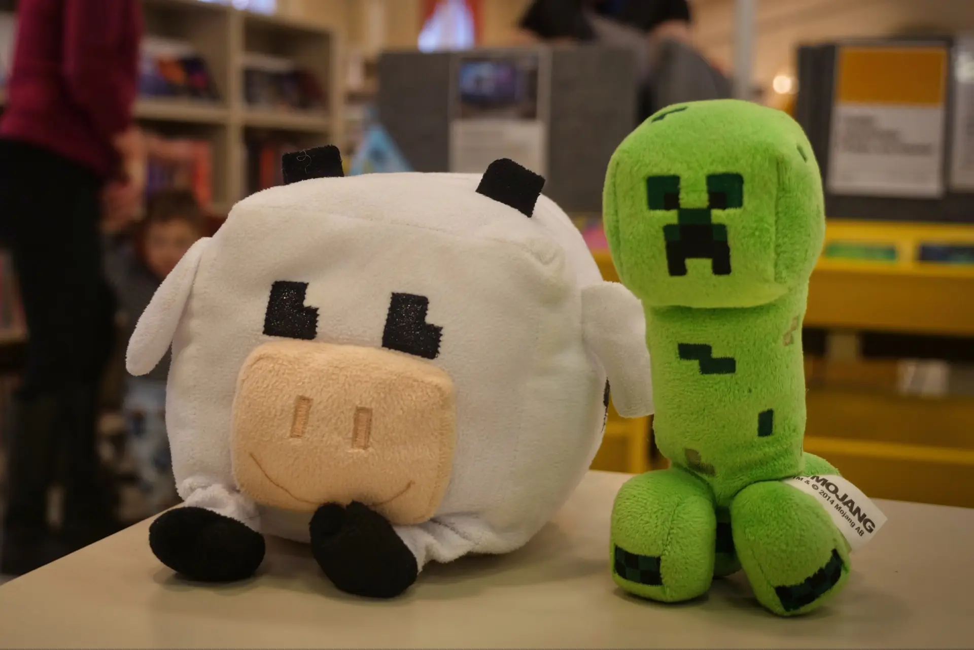 Kaksi Minecraft-teemaista pehmolelua.