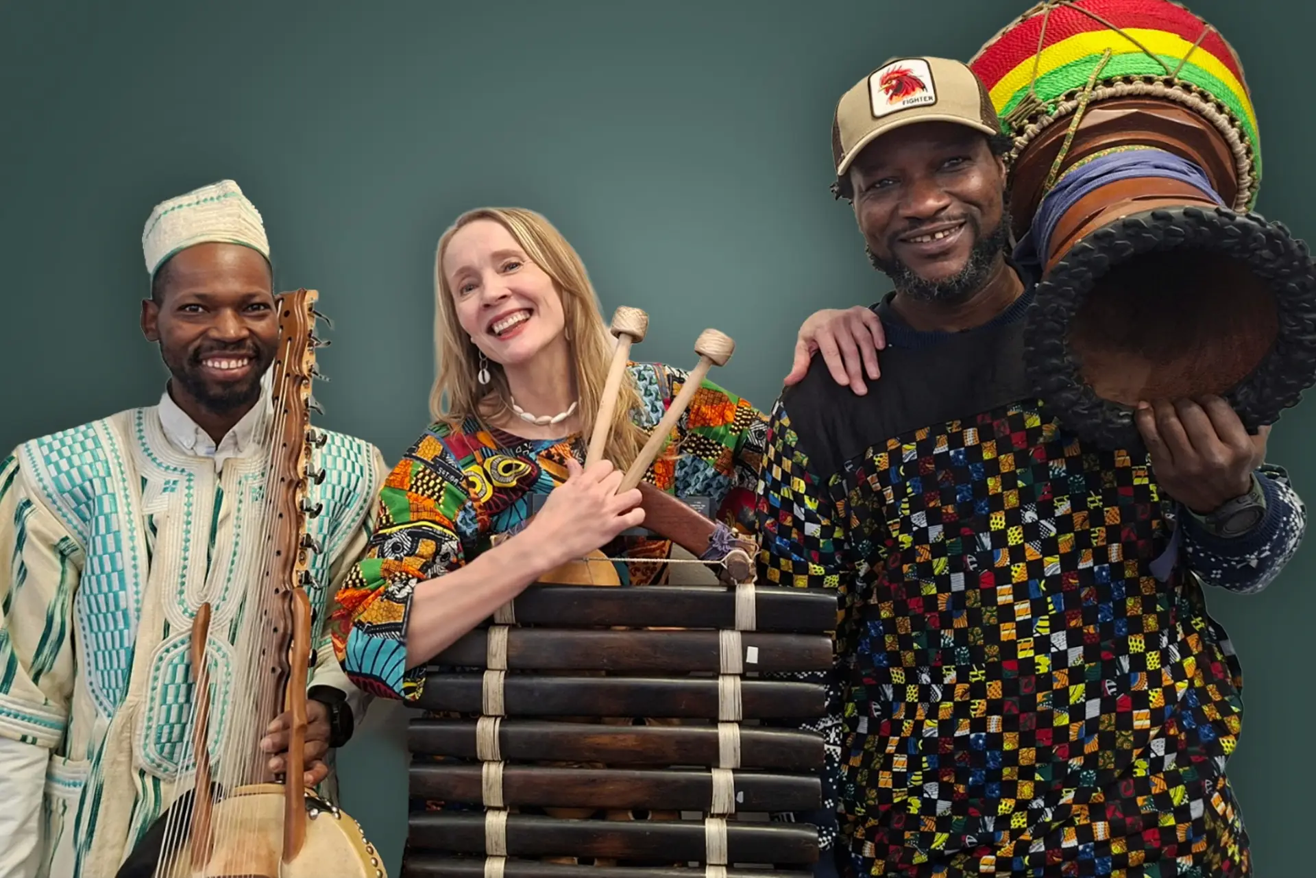 Kuvassa on kolme muusikkoa afrikkalais-suomalaisesta yhtyeestä nimeltään Trio Mandeng, kora-harppu, balafoni ja rumpu käsissään.