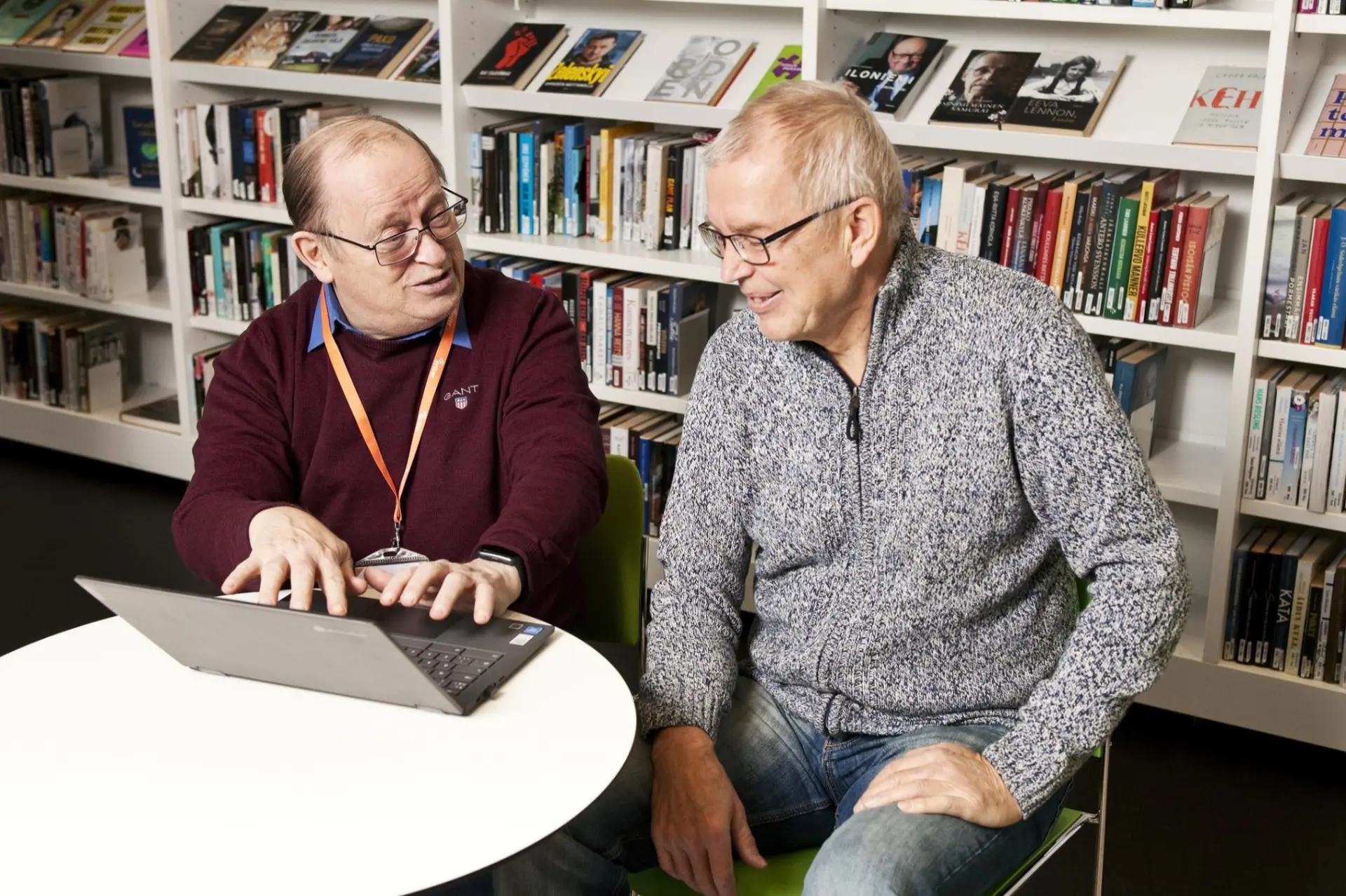 Opastaja opastaa tietokoneen käytössä