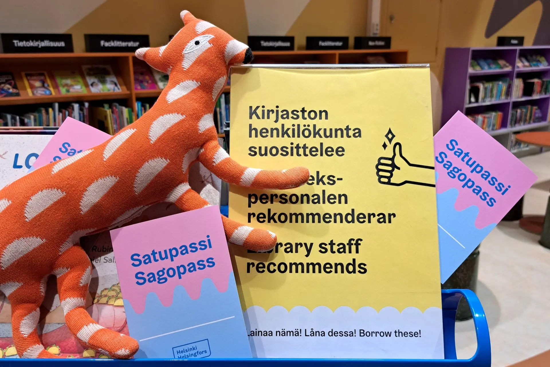 Kuvassa kettupehmolelu Satupassien kanssa
