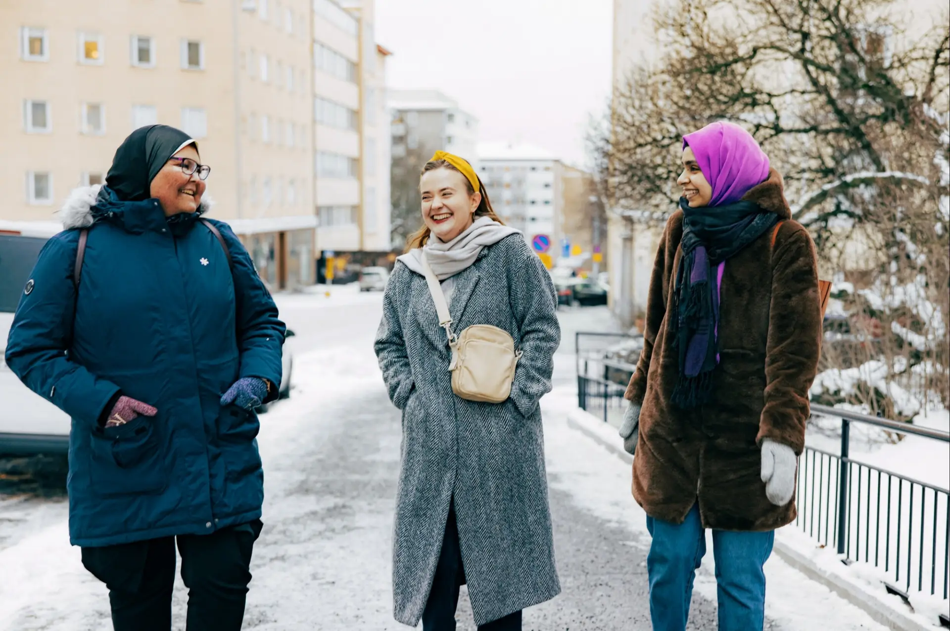 Kaverit kävelyllä Kallion alueella