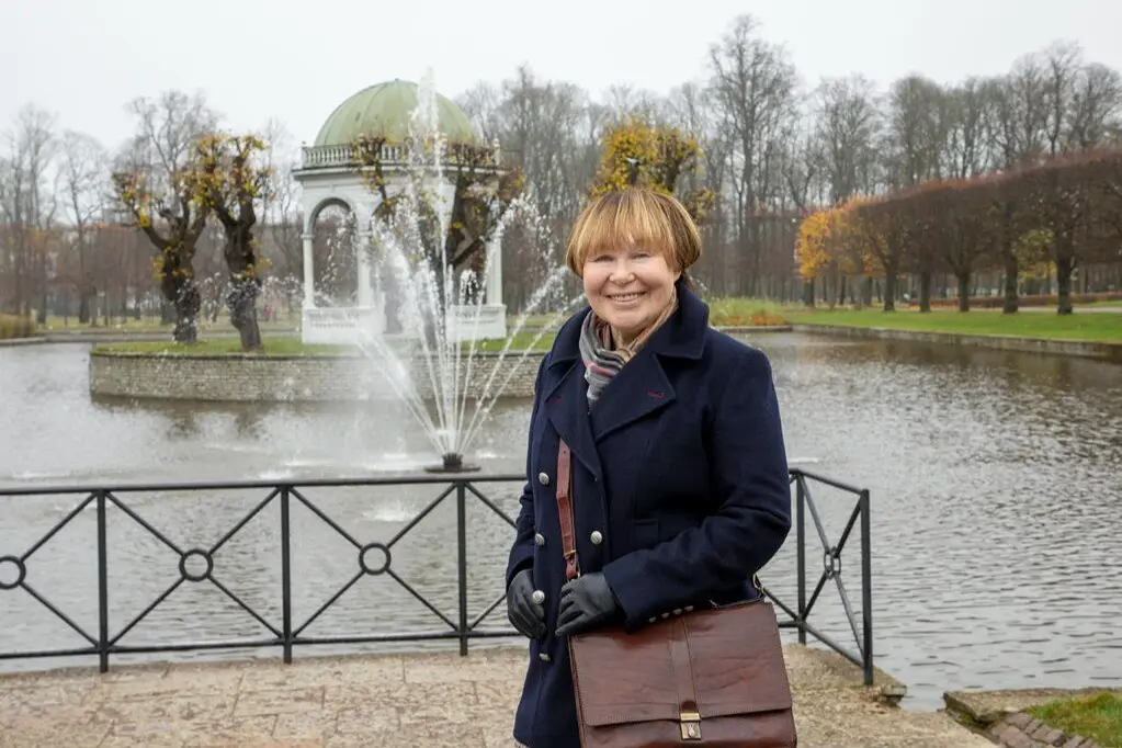 Viivi Luik, taustalla Kadriorgin puiston suihkulähde