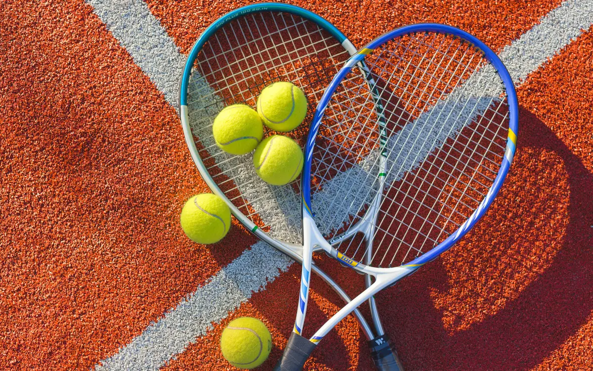 Raquettes de balles de tennis sur le terrain.