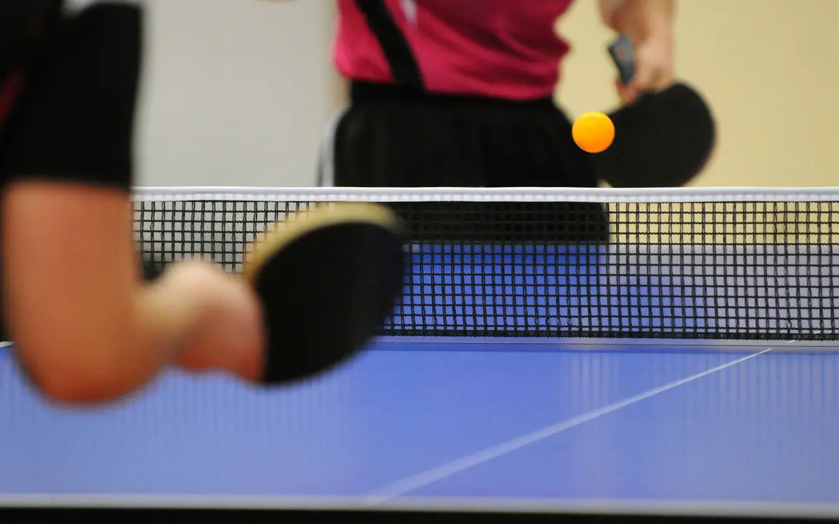 Joueurs de tennis de table.