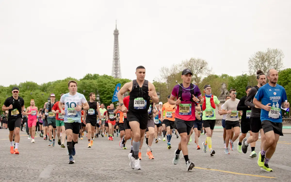Des coureurs passent sur la place de la Concorde avec la tour Eiffel en toile de fond pour le marathon de Paris du dimanche 7 avril 2024.
