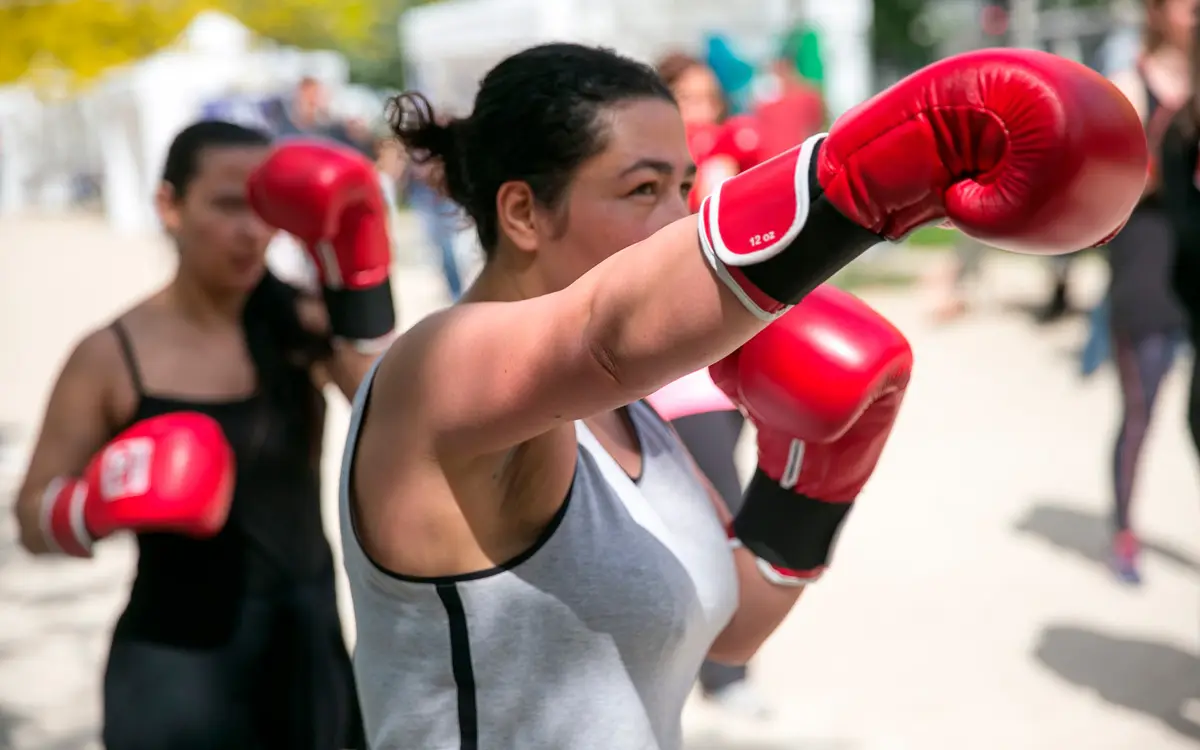 Des femmes s'entraînent à la boxe