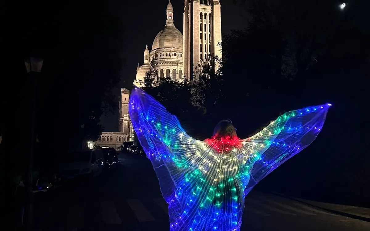 Veronica Antonelli toutes ailes déployées face au Sacré-Coeur lors de sa célèbre visite nocturne de Montmartre chanté et commenté