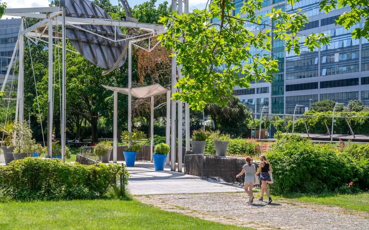 le jardin évoque une ambiance maritime
