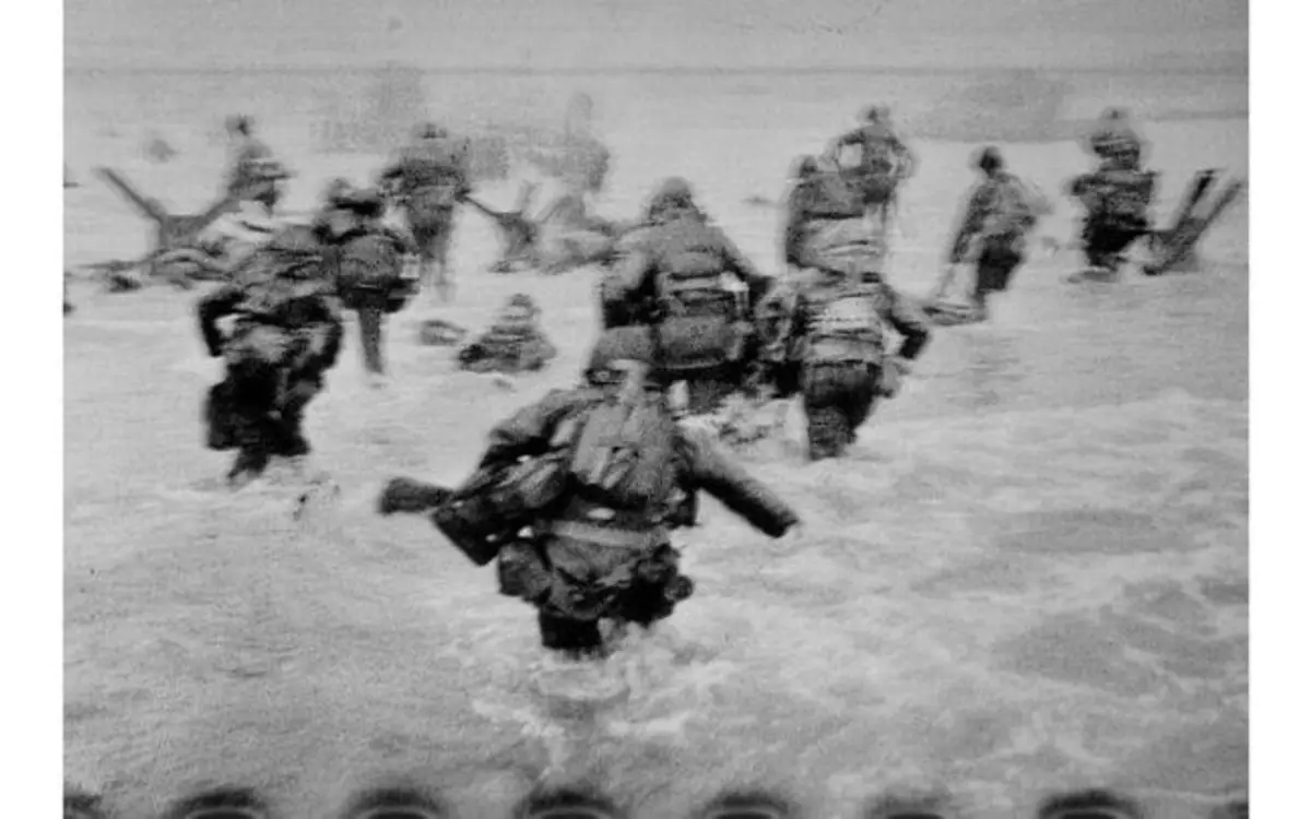 Les troupes américaines prennent d’assaut la plage d’Omaha Beach lors du Débarquement, Normandie, France, 6 juin 1944
