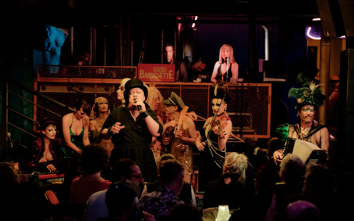 Photo d'une représentation de La Barbichette Cabaret dans la salle de La Chaufferie - La Machine du Moulin Rouge
