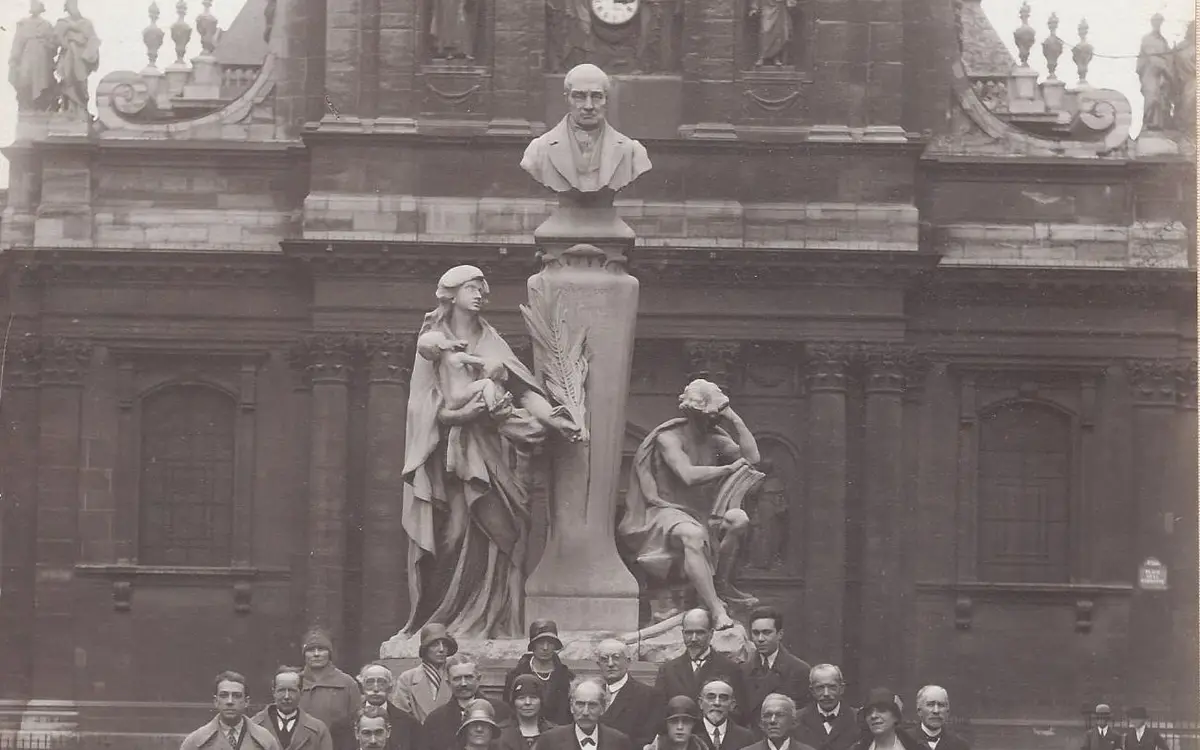 Statue d'Auguste Comte, Place de la Sorbonne