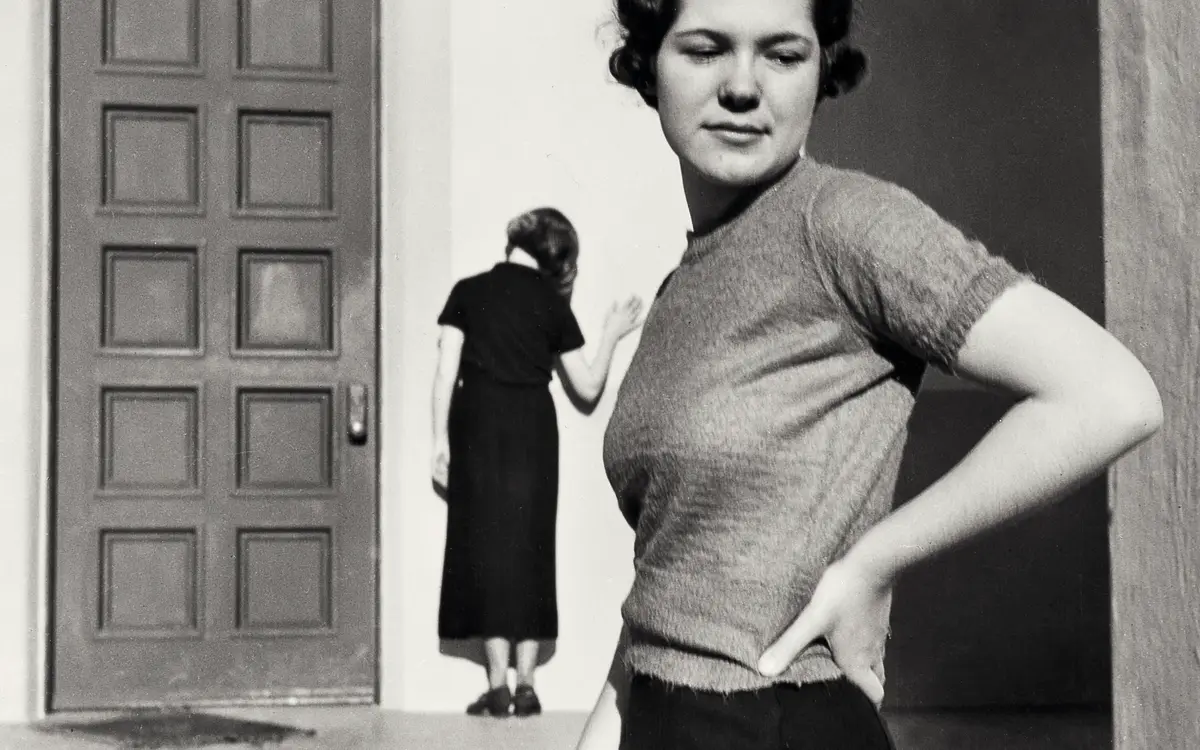 John Gutmann, Haussement d’épaules, 1935 © Center for Creative Photography, Arizona Board of Regents, Courtesy Wilson Centre for Photography