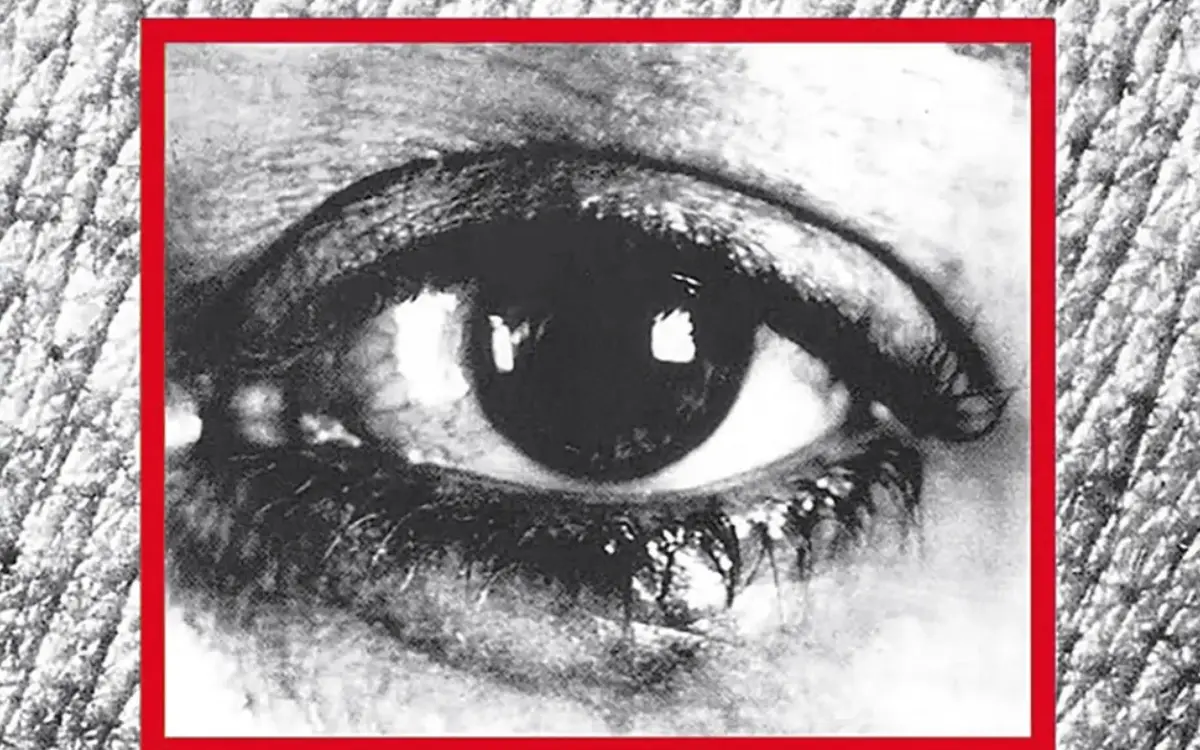 Barbara Kruger, Untitled (Remember me), 1988/2020, vidéo monocanal sur panneau LED, son, 23 sec., 350,1 × 250,1 cm. Courtesy de l’artiste et de Sprüth Magers. Pinault Collection.