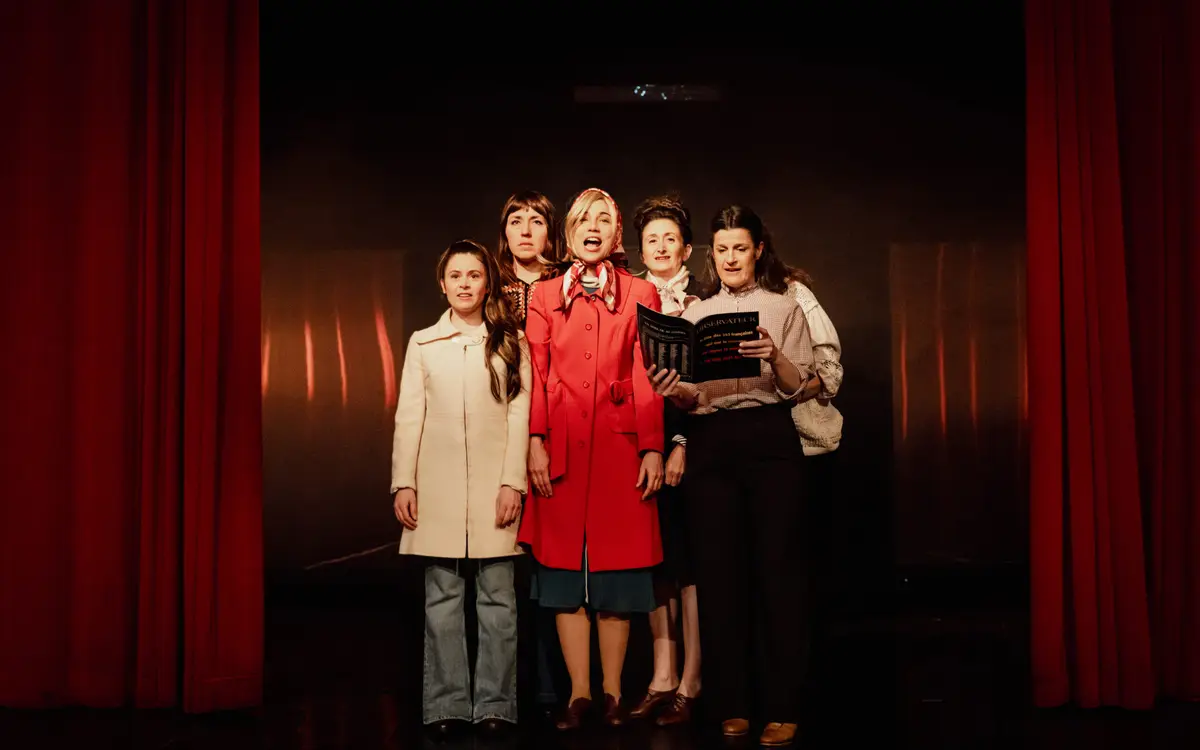 La troupe du spectacle Le Procès d'une vie, au Splendid
