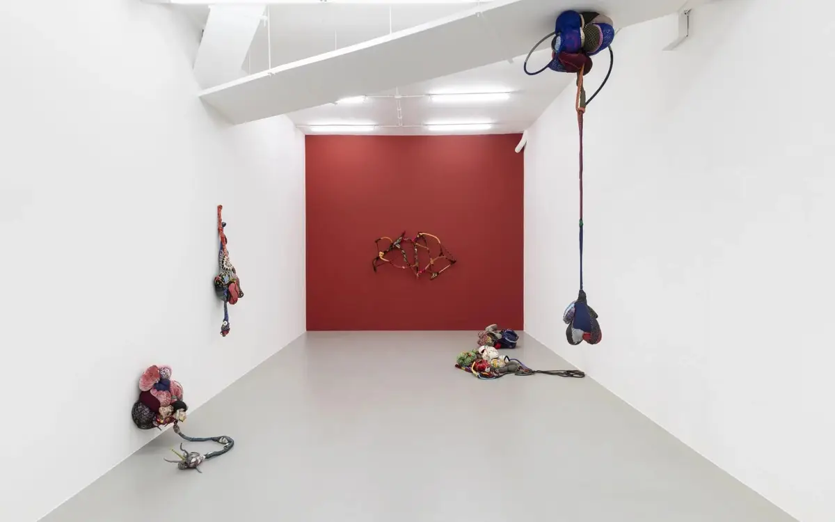 Sonia Gomes, vue de l’exposition « Torcer, amarrar e pender », Kunsthalle Lissabon (Lisbonne), 2025. Courtesy de l’artiste et Mendes Wood DM (São Paulo, Bruxelles, Paris, New York). Crédit photo : Bruno Lopes