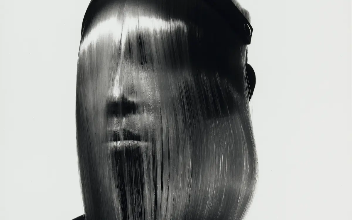 Irving Penn, Issey Miyake Fashion: Face  Covered with Hair, New York, 1991 Collection de The Irving Penn  Foundation, New York © The Irving Penn Foundation