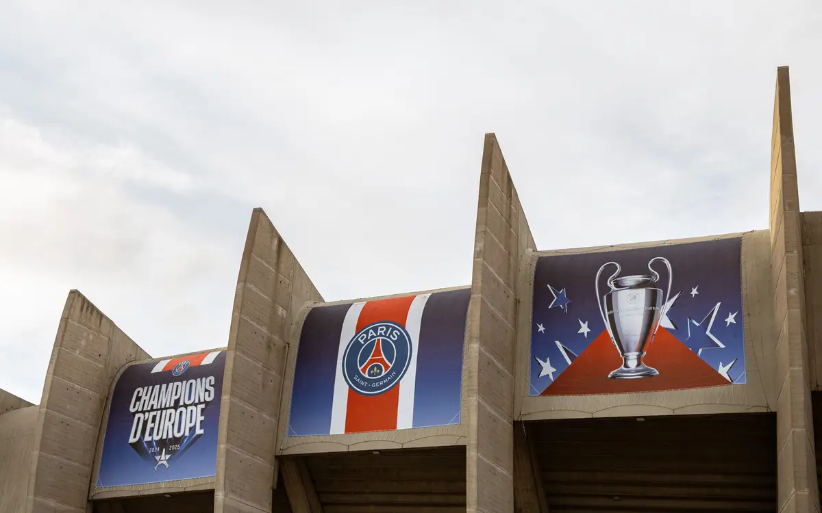 Façade du Parc des Princes (16e) version PSG Champions d'Europe.