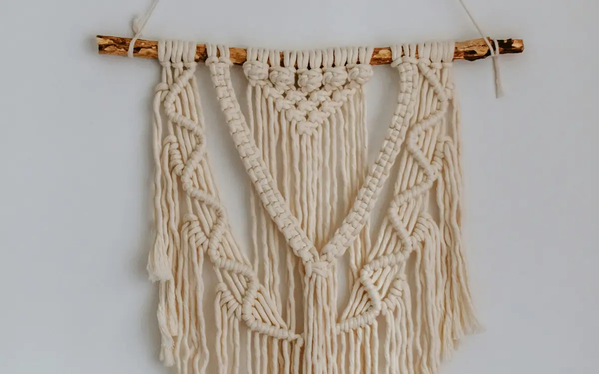 Photographie d'une décoration murale faite en macramé.