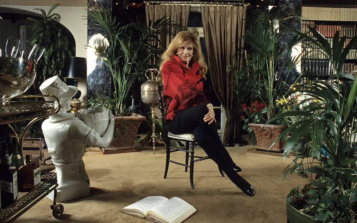 Dalida posant seule
