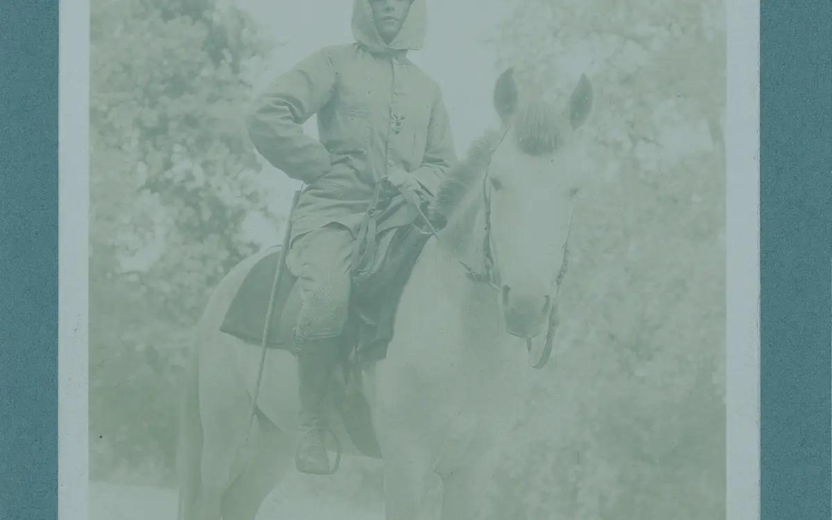 Joseph-Charles Mardrus, portrait photographique de Lucie Delarue-Mardrus, à cheval, 1904 Fondation Catherine Gide, PH-21-123 CC BY-SA 4.0 - image colorisée.