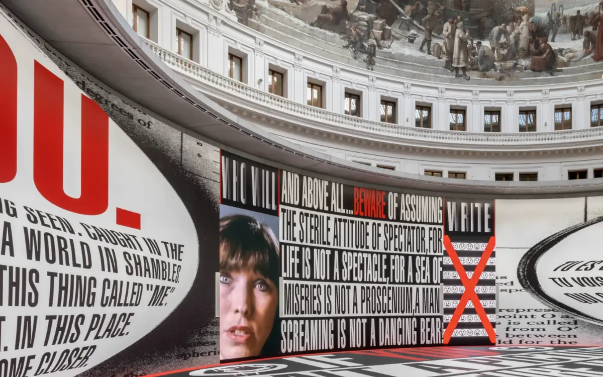 The History of Tears de Barbara Kruger, présentée dans le cadre de l’exposition Remember Me à la Bourse de Commerce à Paris.Courtesy of the artist and the Bourse de Commerce.