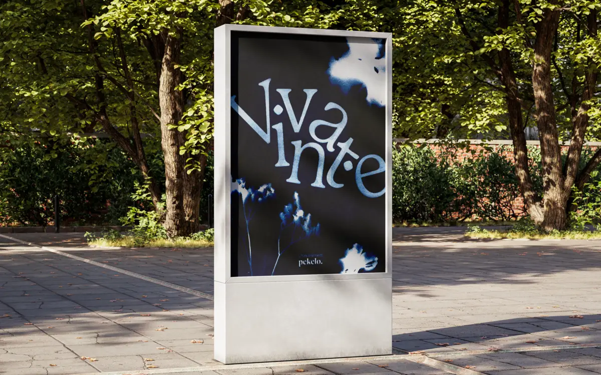 Affichage urbain de l'exposition collective Vivant.e par l'agence Pekelo