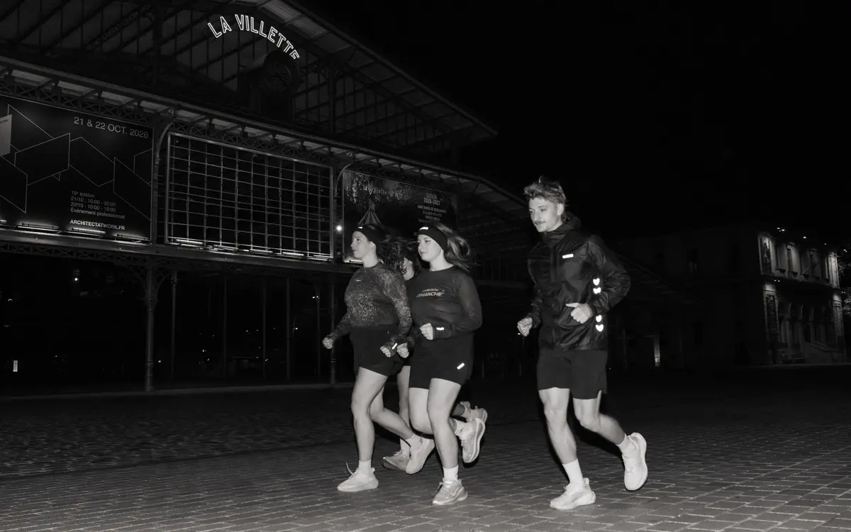 Coureurs Tempo Urban Trail au coeur de La Villette devant La Grande Halle