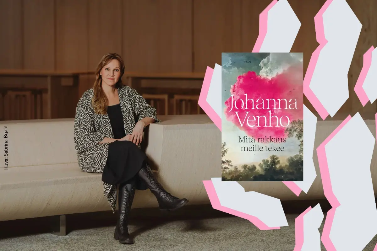 Johanna Venho istuu sohvalla rennosti jalat ristissä. Vieressä on hänen kirjansa kansi.