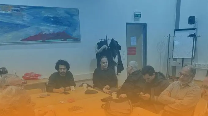 Miehiä kahvin äärellä