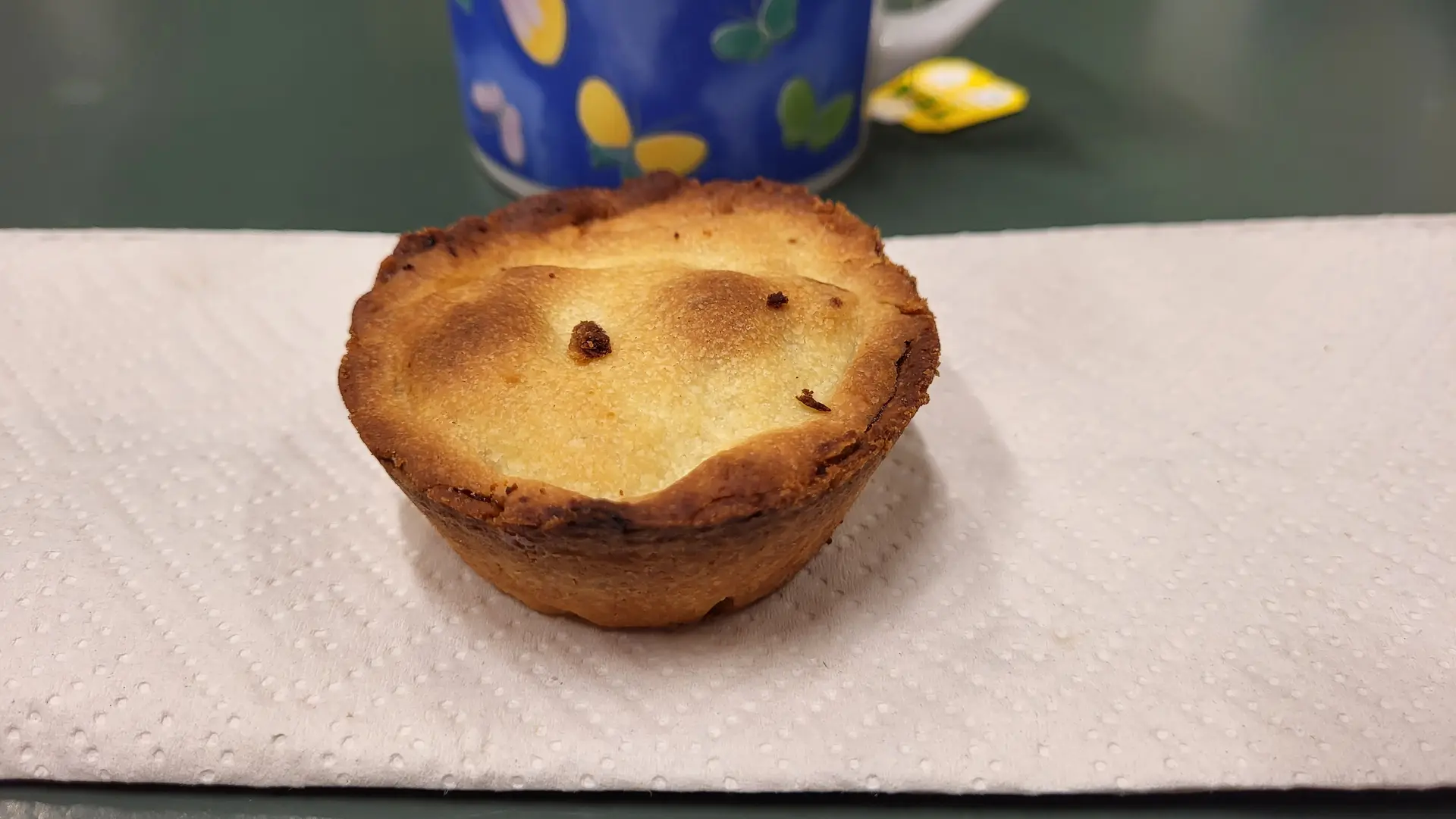Kuvassa mince pie -brittiläinen hedelmäpiiras