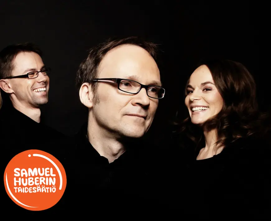Kuvassa on Viaggio Musicale-konsertin esiintyjät ja Samuel Huberin taidesäätiön logo