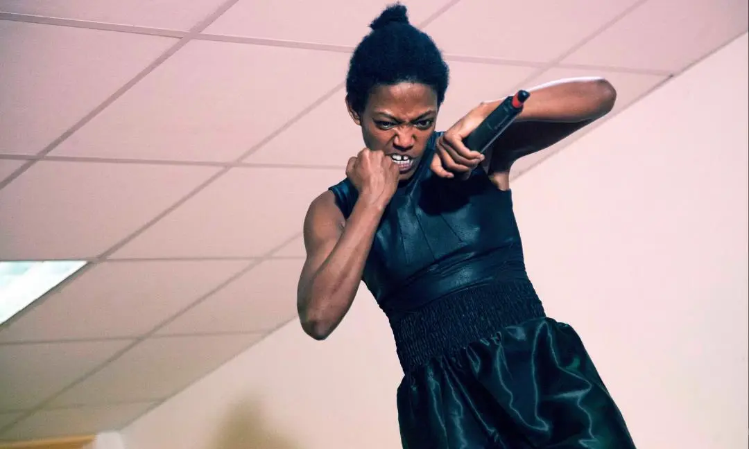 Moving in November - Betty Tchomanga: Decolonial (Hi)stories #Parallel Portraits