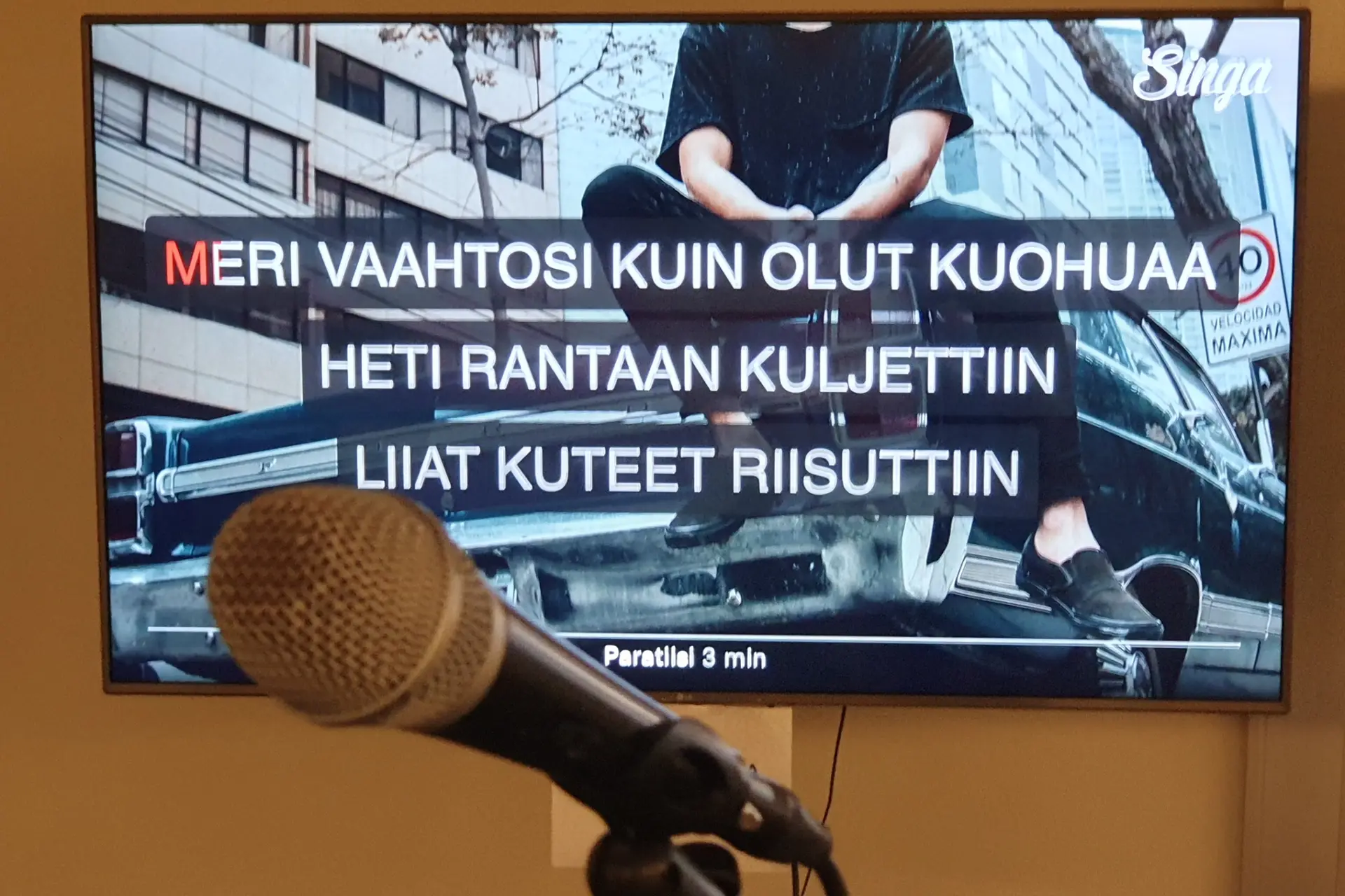 Mikrofoni ja iso näyttö.