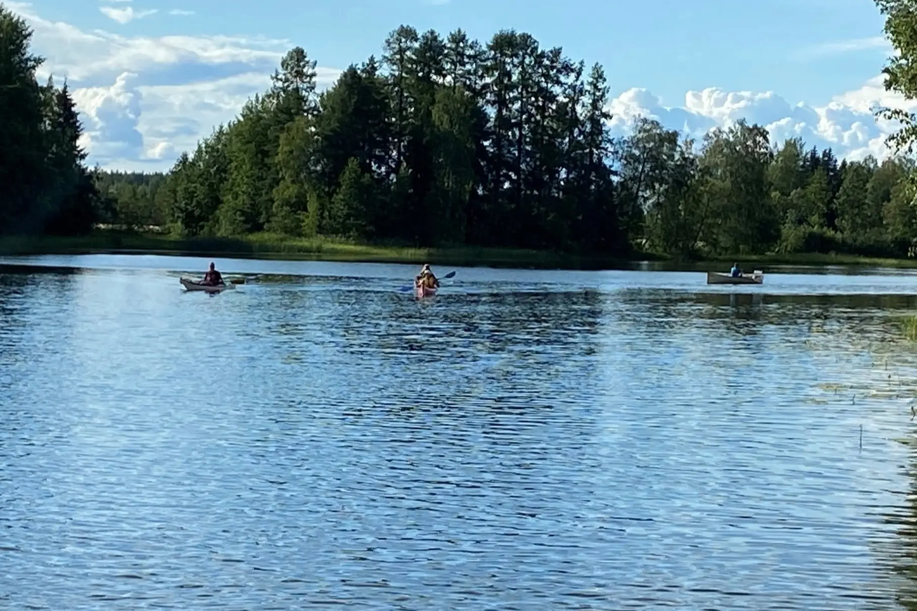ihmisiä melomassa