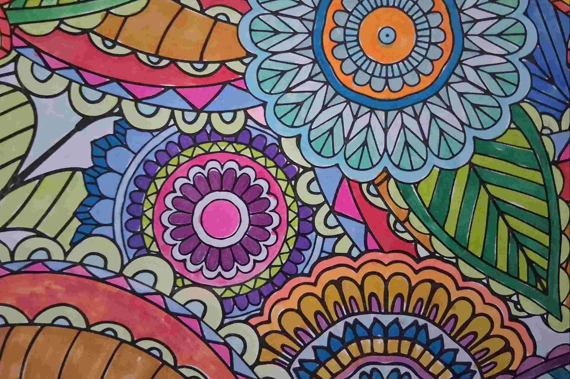 värikkäitä mandala-kukkamaisia kuvioita