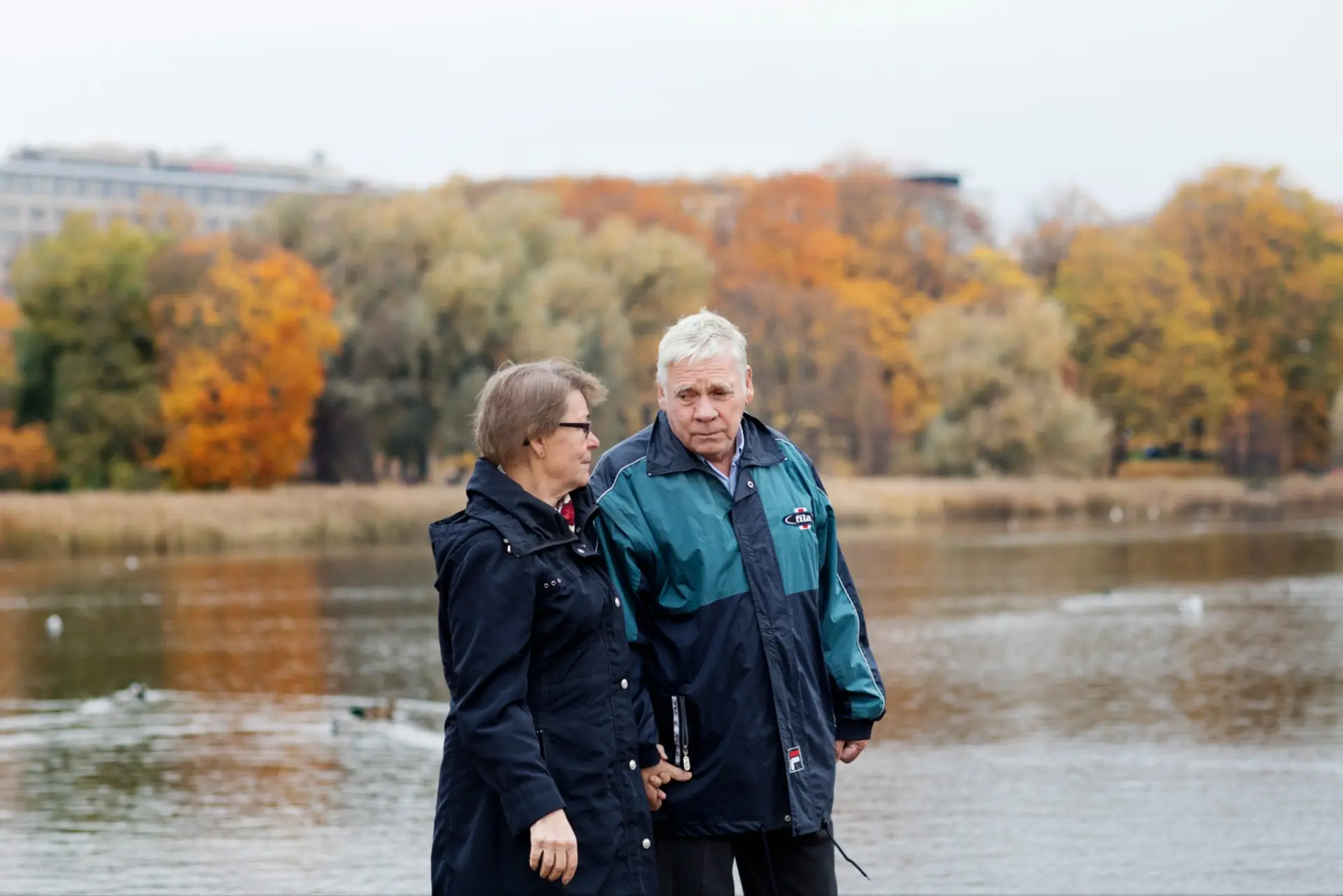 Pariskunta kävelemässä Töölönlahdella