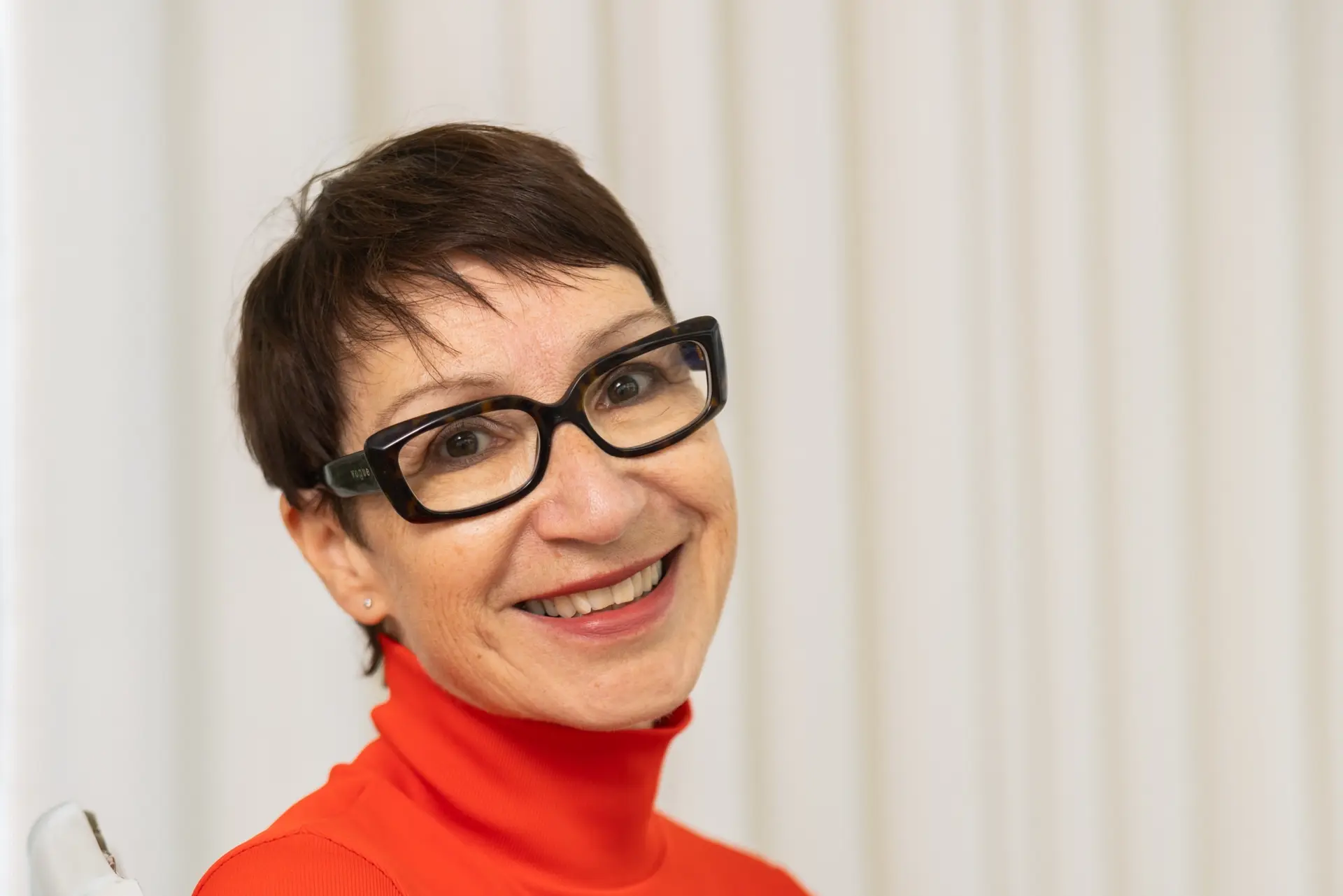 Kirjailija hymyilee.