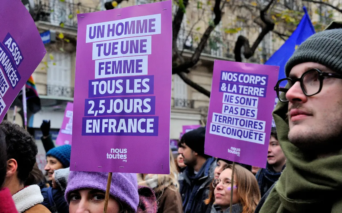 Une femme tient une pancarte "Un homme tue une femme tous les 2,5 jours en France", lors de la manifestation organisée par le collectif féministe Nous Toutes à Paris.
