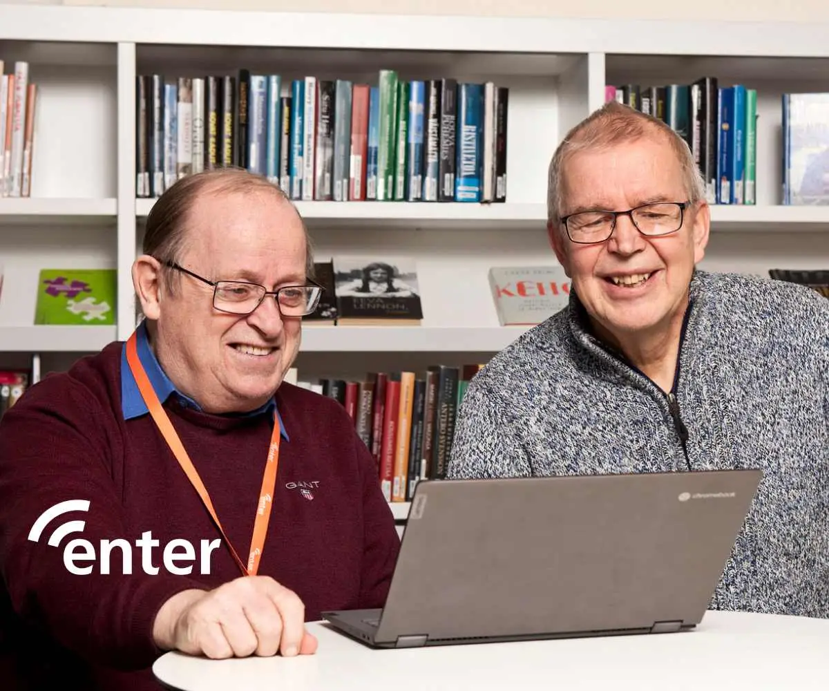2 herraa istuu tietokoneen ääressä