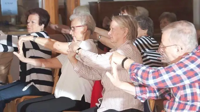 Seniorit tuolijumpassa